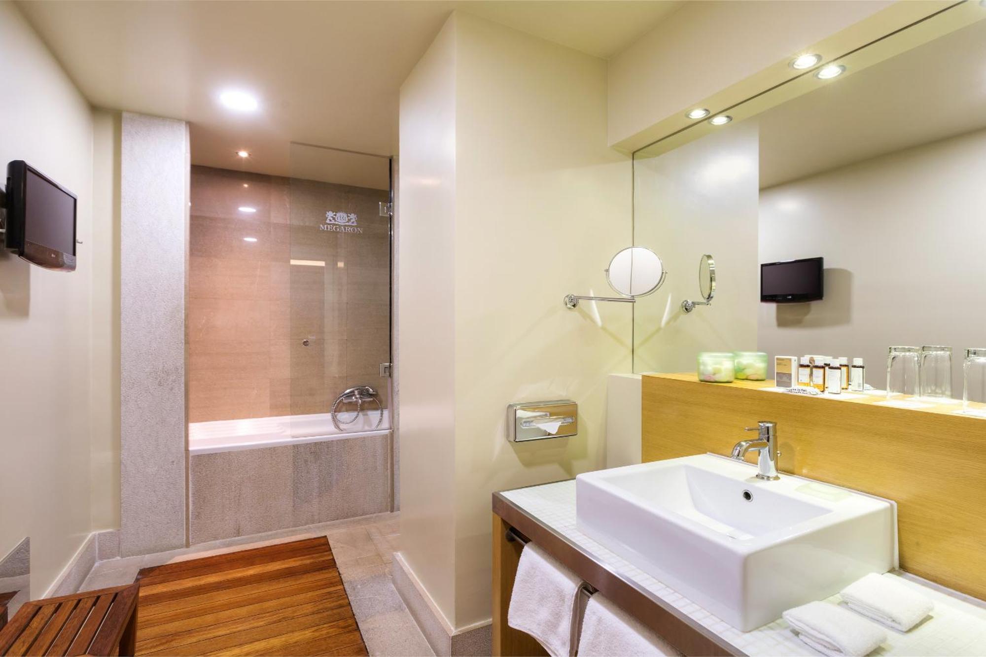 Junior Suite mit 3 Einzelbetten und Stadtblick